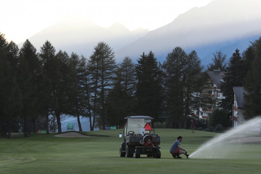 Greenkeeping am Golfplatz von Crans Montana Golf Omega European Masters in Crans Montana 2016 Copyright by : sampics Photographie Bierbaumstrasse 6 81243 München TEL.: ++49/89/82908620 , FAX : ++49/89/82908621 , E-mail : sampics@t-online.de Bankverbindung : Hypovereinsbank München  Konto : 1640175229 , BLZ 70020270 IBAN : DE78700202701640175229   BIC  : HYVEDEMMXXX weitere Motive finden sie unter :  www.augenklick.de