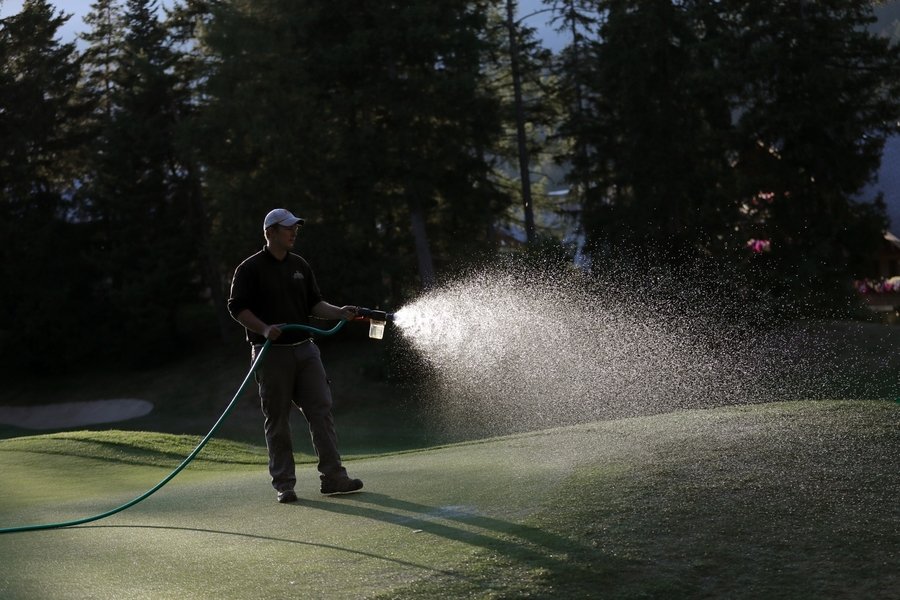 Greenkeeping am Golfplatz von Crans Montana Golf Omega European Masters in Crans Montana 2016 Copyright by : sampics Photographie Bierbaumstrasse 6 81243 München TEL.: ++49/89/82908620 , FAX : ++49/89/82908621 , E-mail : sampics@t-online.de Bankverbindung : Hypovereinsbank München  Konto : 1640175229 , BLZ 70020270 IBAN : DE78700202701640175229   BIC  : HYVEDEMMXXX weitere Motive finden sie unter :  www.augenklick.de